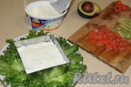 Смазать слой риса творожным сыром.
