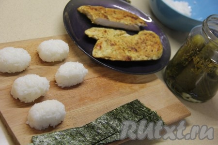 Затем мясо полностью остудить. Из риса сформировать комочки овальной формы, я взвешивала рис и делала заготовки по 30 грамм. Чтобы рис не прилипал, лучше смочить руки водой. Листы нори нарезать на полоски шириной 3-4 см.
