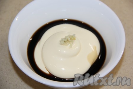 Для приготовления спайси соуса соединить соевый соус, майонез и пропущенную через пресс половинку зубчика чеснока, тщательно перемешать. Соус для роллов готов.
