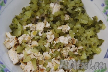 Готовое куриное филе и огурцы нарезать на мелкие кубики, соединить и перемешать.
