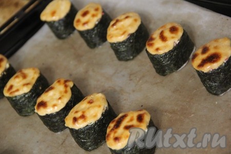 Запекать роллы с курицей в разогретой духовке при температуре 200 градусов, примерно, 3-4 минуты.
