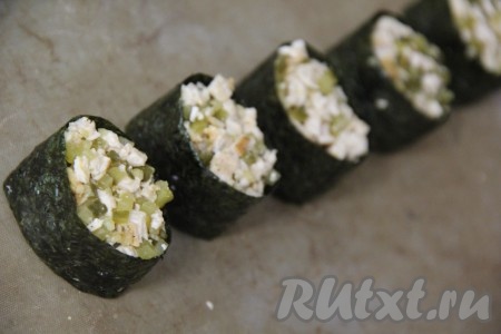 Выложить поверх риса начинку из огурца и курицы.
