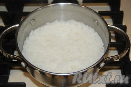 Затем поставить кастрюлю на огонь и довести воду с рисом до кипения, после этого убавить огонь до минимума. Накрыть кастрюлю крышкой. Варить рис на самом медленном огне до полного испарения воды (около 15-20 минут). Затем убрать кастрюлю с рисом с огня. Накрыть кастрюлю полотенцем и полностью рис остудить.
