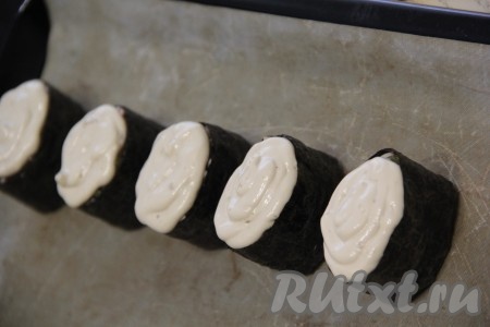 Выложить по 1 чайной ложке спайси соуса поверх начинки.
