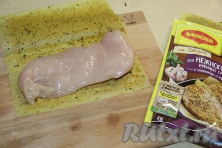 Куриное филе можно просто отварить или пожарить на сковороде. Я для жарки использовала листы со специями.
