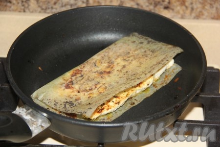 Обжарить филе в листе на сухой сковороде на среднем огне с двух сторон до лёгкой золотистой корочки.
