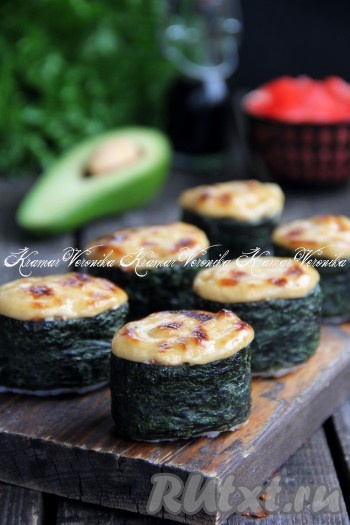 Очень вкусные, нежные запечённые роллы с курицей подать к столу в тёплом виде, дополнив маринованным имбирём и соевым соусом. Приготовьте в домашних условиях такие роллы и вы будете возвращаться к этому рецепту ещё не раз!