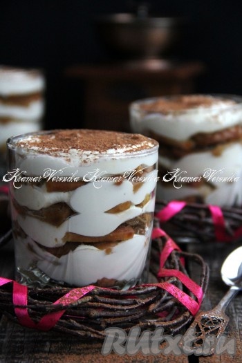 Перед подачей посыпать верх десерта какао. У меня получилось 4 стакана объёмом 200 мл. Вот такой красивый и очень вкусный тирамису в стакане из творога и печенья получился.
