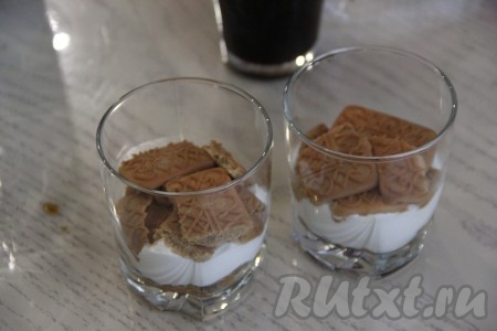 Затем опять положить слой печенья, смоченного в кофе.
