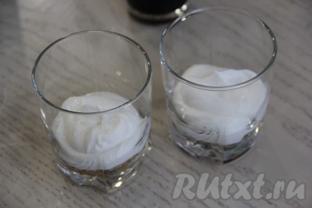 Сверху на печенье выложить творожную массу.
