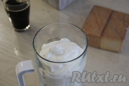 В чаше блендера соединить творог, сахар, сметану и ванильный сахар.
