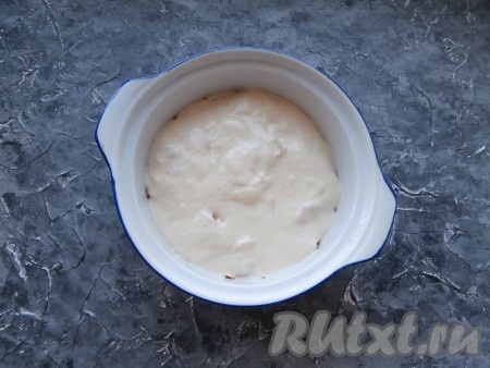 Начинку из капусты залить оставшимся тестом и разровнять. Заливной пирог выпекать&nbsp;около 45 минут в духовке,&nbsp;разогретой до 180 градусов.
