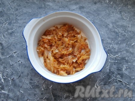 Протушить капусту на небольшом огне 10 минут (до мягкости), периодически помешивая. Готовую капусту остудить. Дно любой небольшой формы (у меня - круглая форма диаметром 17 см) застелить пергаментом, немного смазать растительным маслом, вылить половину теста, на которое равномерно разложить остывшую начинку из капусты.