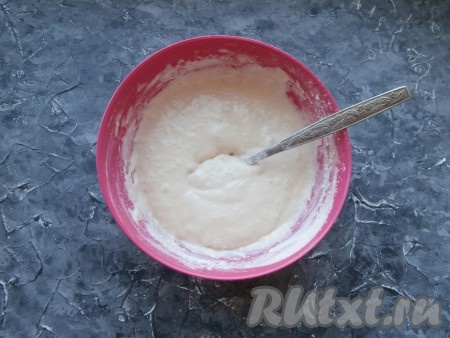 Ложкой замесить не очень густое тесто, похожее на тесто для оладий.
