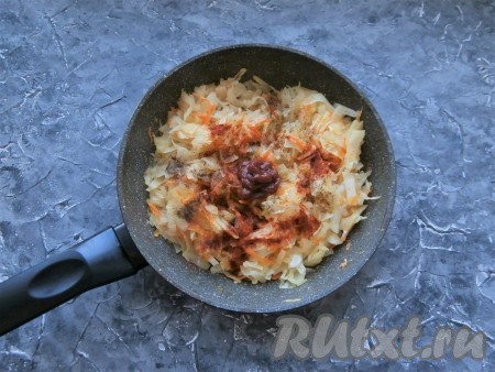 Обжаривать капусту, влив 50 мл воды, перемешивая, минут 10-15 на небольшом огне. Далее добавить томатную пасту,&nbsp;паприку, сахар, молотый чёрный перец, сушёный чеснок, соль и специи, перемешать.