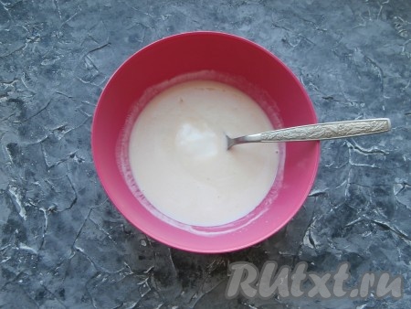 Тщательно перемешать ряженку с яйцом, добавить сметану, ещё раз перемешать.
