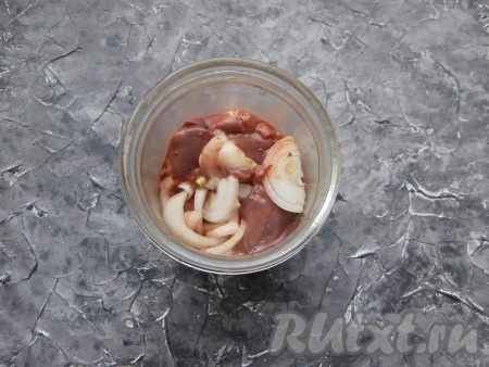 На дно стеклянной банки ёмкостью 750 мл выложить половину лука, затем - всю печёнку и оставшийся лук. Влить растительное масло.
