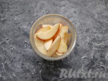 Сверху выложить яблоки.