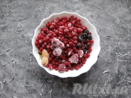 Достать из морозилки ягоды, дать им разморозиться.
