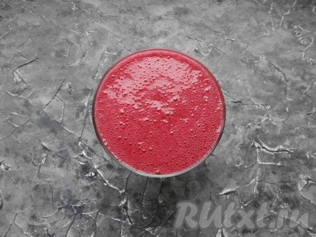 Тонкой струйкой ввести в ягодную смесь горячий агар-агар (или однородную желатиновую массу), продолжая взбивать погружным блендером. Получившуюся пышную смесь вылить в креманку и отправить в холодильник на 3-4 часа (до застывания).
