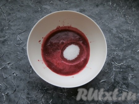 К протёртому ягодному пюре добавить сахар и ванильный сахар.
