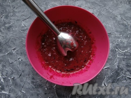 Погружным блендером измельчить ягоды в пюре.