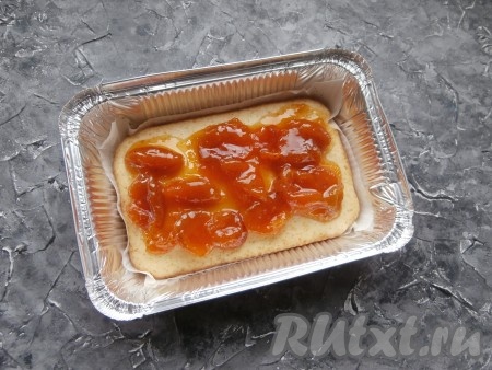 Отправить тесто в разогретую до 200 градусов духовку на 10 минут. Достать форму и выложить на тесто варенье.
