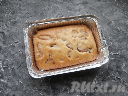 Уменьшить температуру духовки до 180 градусов и печь пирог далее ещё около 30 минут.
