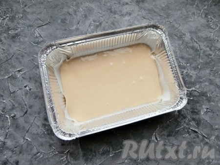 Форму (у меня размер - 22 см х 15 см) застелить пергаментом, смазать немного маслом. Вылить половину теста.
