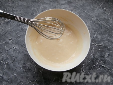 Венчиком замесить тесто, похожее по консистенции на негустую сметану.