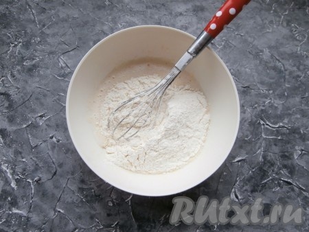 Перемешать яично-молочную смесь венчиком, затем всыпать просеянную смесь муки и разрыхлителя.
