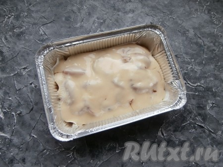 Залить оставшимся тестом.
