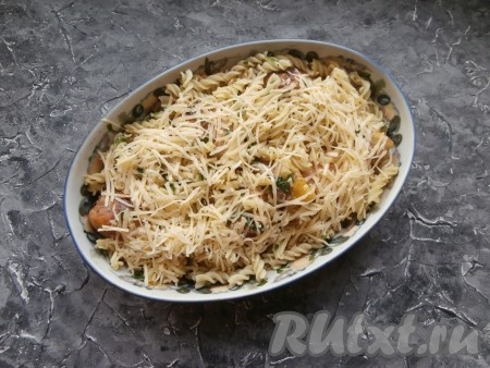 Сверху блюдо посыпать натёртым сыром.
