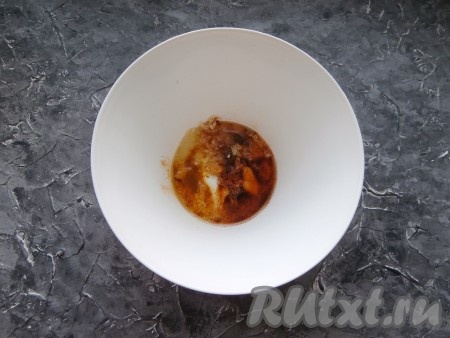 Для приготовления маринада для куриных ножек нужно в достаточно глубокой миске соединить измельчённый чеснок, соль, сахар, паприку, куркуму, сушёный имбирь, перец чили молотый, корицу молотую и растительное масло, очень хорошо перемешть.