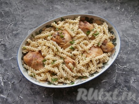 В форму с ножками выложить подготовленные макароны, заполняя все пустоты.
