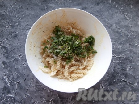 Сюда же добавить измельчённую петрушку, соль, орегано и чёрный молотый перец, перемешать макароны.
