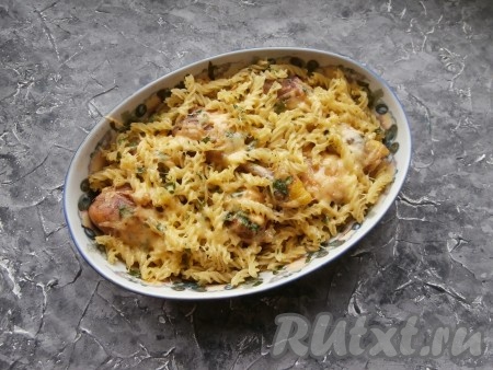 Отправить форму с куриными ножками и макаронами в духовку минут на 15 при температуре 180 градусов.
