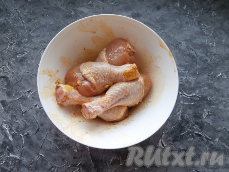 Вымыть и немного обсушить куриные ножки, затем выложить их в миску с маринадом, хорошенько обмазать маринадом со всех сторон и оставить на 1 час.
