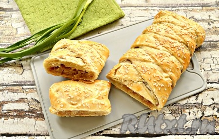 Кулебяка из слоёного теста с капустой 