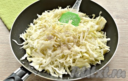 Нашинковать тонко капусту, затем переложить её к луку на сковороду. На свой вкус посолить и поперчить.
