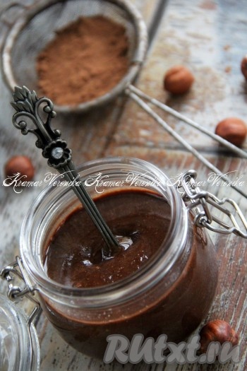 Вкусную, ароматную шоколадно-ореховую пасту подать к столу. Она станет отличным дополнением к оладушкам, блинчикам, её можно намазать на тост. Хранить такую пасту в домашних условиях следует в закрытой таре в холодильнике.
