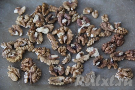 Орехи (я брала грецкие орехи) нужно предварительно подсушить, для этого их нужно выложить на противень, застеленный пергаментом, и обжарить в разогретой духовке при температуре 200 градусов, примерно, 5-7 минут.
