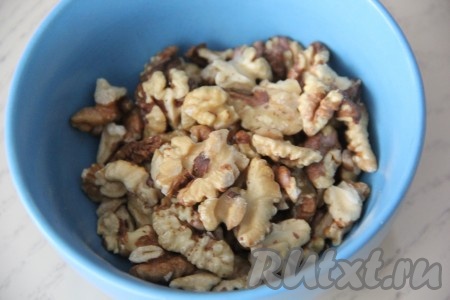 Когда орехи остынут, снять с них шелуху.
