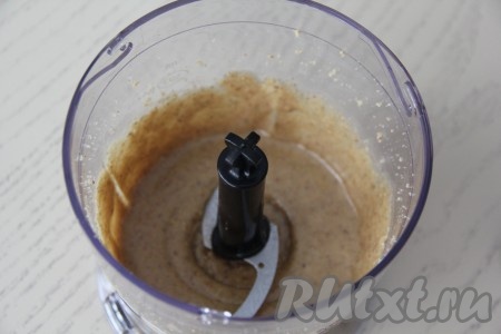 Измельчить орехи в течение 3-5 минут до получения густой, маслянистой и тягучей массы.
