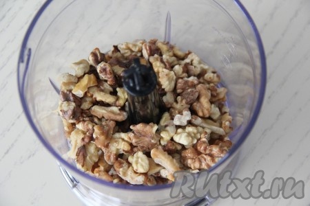 Выложить орехи в чашу измельчителя.
