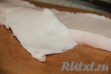 Свежее сало аккуратно нарезаем тонкими пластинами.