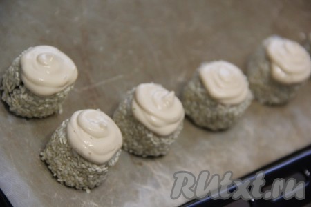 Нарезать ролл на 5-6 кусочков. Поставить нарезанные роллы срезом вниз на застеленный пергаментом (или тефлоновым ковриком) противень. Выложить соус поверх роллов.&nbsp;
