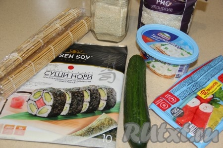 Подготовить продукты для приготовления запечённых роллов с крабовыми палочками.