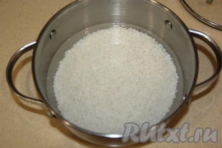 По прошествии получаса рис побелеет. Поставить кастрюлю с рисом на огонь. Как только вода закипит, убавить огонь до минимального и накрыть кастрюлю крышкой. Варить минут 20 (вся вода должна испариться), после этого снять с огня, влить рисовый уксус. Перемешать рис в кастрюле и полностью остудить, закрыв крышку и накрыв кастрюлю полотенцем.
