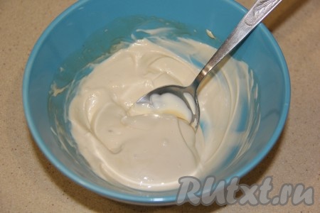 Приготовить спайси соус, для этого нужно соединить майонез, соевый соус и измельчённый чеснок, хорошо перемешать.
